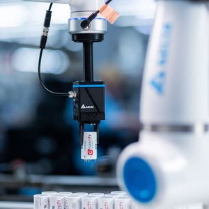 D-Bot-Einsatz: Die vorhandenen SMT-Linien und der anschließende Prüfablauf konnten unverändert bleiben. Automatisiert wurde ausschließlich der gleichbleibende Bestückungsschritt, der den personellen Engpass verursacht hatte.(Bild:  Delta Electronics / Elektron)