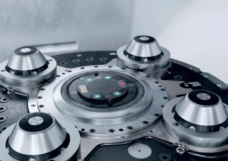 Die e-Pallet verfügt über eine smarte Schnittstelle zur Ansteuerung von elektrischen und hydraulischen Vorrichtungen. (Bild: DMG Mori)