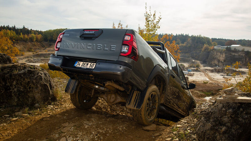 Die Allradversionen nehmen ohnehin fast alles unters grobe Profil, was da so auf sie zukommt. (Toyota)