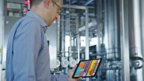 Mobile Visualisierung und Überwachung von Prozessanlagen: Betriebsdaten und Anlagenzustände stehen dem Bedien- und Wartungspersonal direkt vor Ort auf mobilen Endgeräten zur Verfügung. (Bild: Siemens)