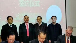 In the first row from left to right: Sean Ma of ChemTex, Li Yonghua of Guozhen, Markus Rarbach; in the second row from left to right: Liu Yujian, Vice Mayor of Fuyang City; Sun Zhengdong, Mayor of Fuyang City; Li Wei, Chairman of Guozhen Group; Qu Xiujie, Deputy Director of Fuyang Economic Development Zone.  (Clariant)