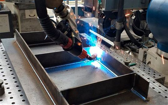 Künstliche Intelligenz für Schweißarbeiten: Nach Simulation und KI-Optimierung können die Projektdaten an einen Schweißroboter übertragen werden, der das Bauteil schneller und sauberer verschweißt als ein Fachmann. Experten am TIME in Wissen/Sieg arbeiten daran(Bild:  TIME)