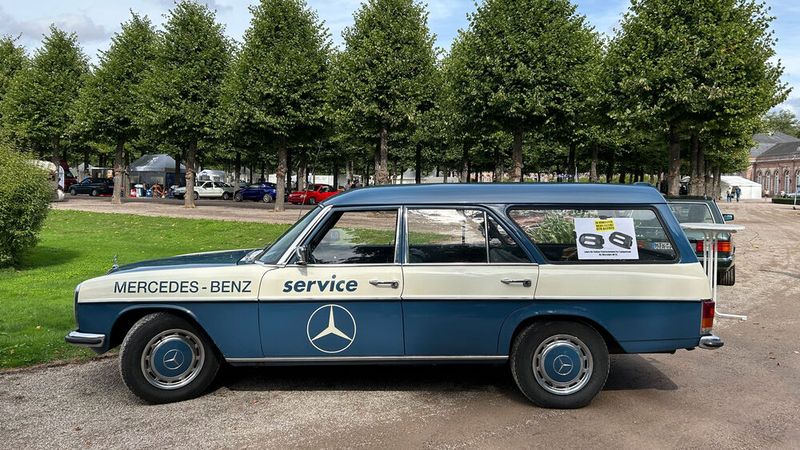 Auch diese Kombiversion des Mercedes-Benz W114/115 entstand nicht beim Hersteller. Welcher Leser weiß, wer den Umbau vornahm? (Bild: Peter Diehl)