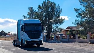 Auf der CES 2024 zeigte Nikola noch seine Technik - nun geht dem Unternehmen das Geld aus: Der Hersteller von E- und Brennstoffzellen-Lkw hat nach Chapter 11 Insolvenz angemeldet. (Bild: Stefanie Eckardt)