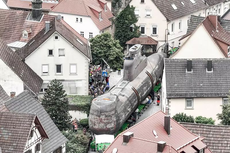 Manchmal war es knapp! U-17 musste auf dem Transport nach Sinsheim so manche enge Gasse durchqueren. (Bild: TII Scheuerle)