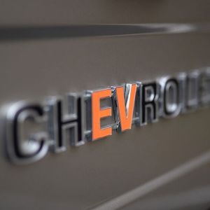 Einzig das orange gehaltene „EV“ aus dem Chevrolet-Schriftzug verrät den Umbau.(Bild:  Chevrolet)