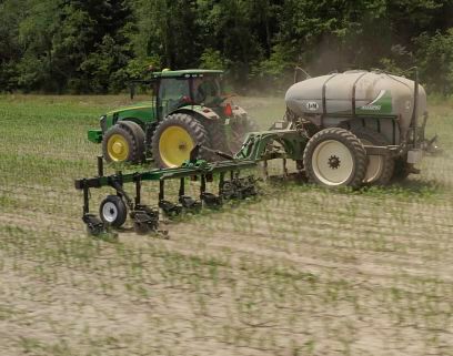 Um flüssigen Stickstoffdünger auf das Feld bringen, entwickelte J&M Manufacturing eine sogenannte Para-Linkage-Schar. Um die Schar wartungs- und den Boden schmiermittelfrei zu halten, setzt J&M Manufacturing auf iglidur-Gleitlager. 