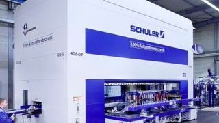 Seit Dezember 2015 steht bei Fischer & Kaufmann in Finnentrop eine 1600 t starke Presse mit Twin-Servo-Technologie von Schuler. (Schuler)