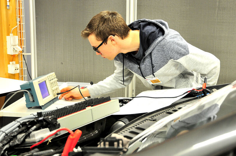 ... und Simon Hochrainer sucht nach den Fehlern im Motormanagement des Opel Meriva. (Schmidt/»kfz-betrieb«)