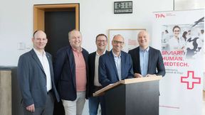 Freuen sich über die Vertragsunterzeichnung zur neuen Kooperation zwischen Hessing und THA (v. l. n. r.): Studiengangsleiter Prof. Dr.-Ing. Christoph Zeuke, Prof. Dr. med. Stephan Kratzer, Chefarzt am Zentrum für Anästhesiologie, Intensiv- und Schmerzmedizin, Dr. med. Nils Schikora, Chefarzt am Zentrum für Kinder-, Jugendlichen- und Neuroorthopädie, Roland J. Kottke, Direktor der Hessing Stiftung, und Prof. Dr. Dr. h.c. Gordon Thomas Rohrmair, Präsident der THA.  (Bild: Matthias Leo/THA)