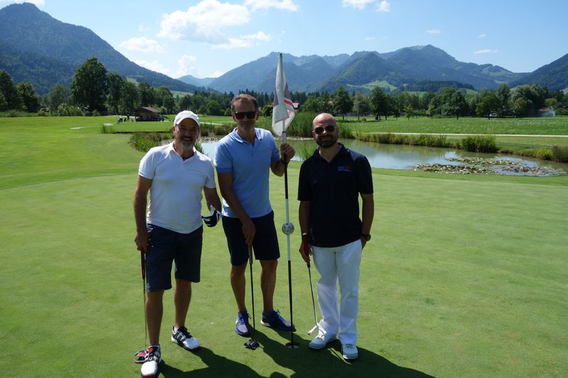 (v. l.) Michael Dyck, bükotec, Andreas Bortoli, neumeier AG, und Thomas Herzog, bios-tec, haben eingelocht. (Bild: IT-BUSINESS)