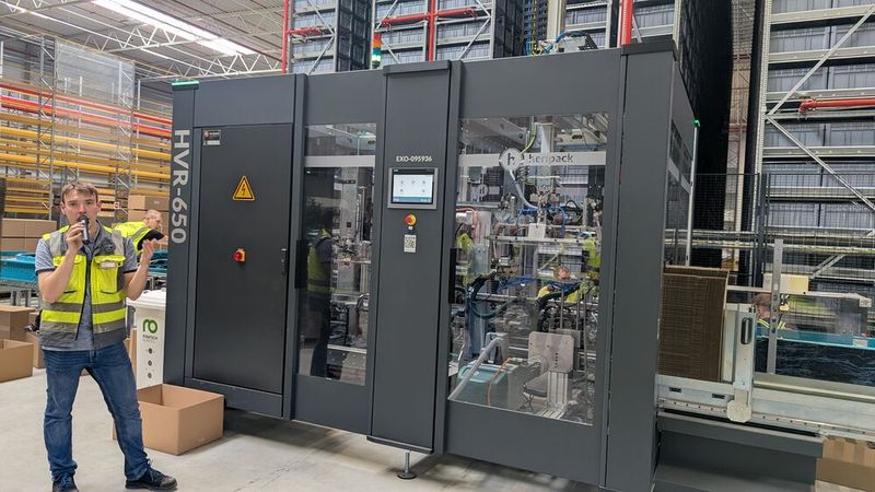 Teil der Anlage ist auch ein Karton-Aufsteller. Kartons werden automatisch der Höhe des größten zu versendenden Teils angepasst.  (Bild: Simon – VCG)