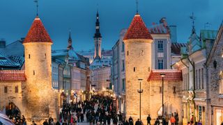 Tallinn ist Estlands Hauptstadt und Stadt der Start-ups. Touristen schätzen vor allem ihre Kultur und das mittelalterliche Stadtbild. (Bild: © Great Brut Here – stock.adobe.com)