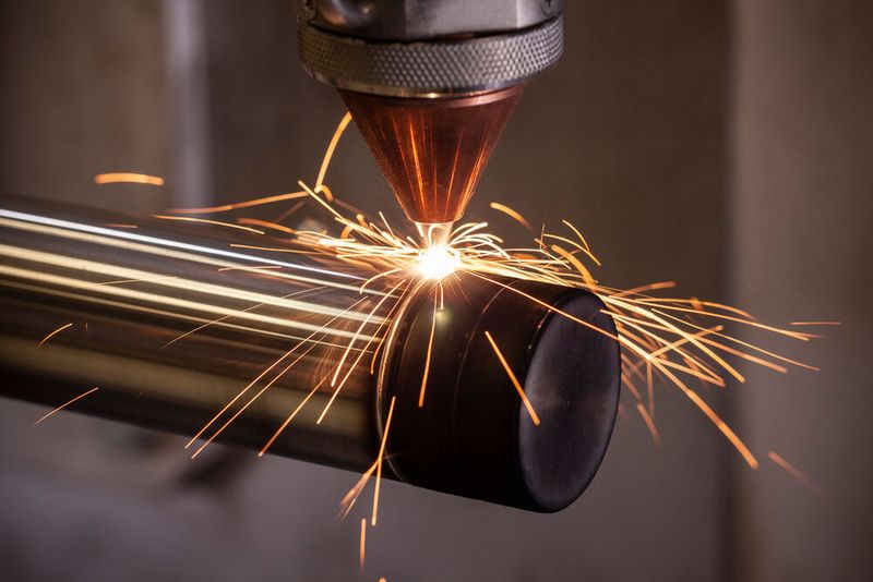 Hier sieht man, wie der EHLA-Prozess abläuft. Verschleiß- und Korrosionsschutzschichten werden dabei mittels Laserstrahlung schnell, präzise und damit effizient aufgetragen. Ein weiterer Vorteil ist, dass das Laserauftragschweißen auch zur Reparatur genutzt werden kann, was zur Ressourceneffiizienz einen deutlichen Beitrag leistet, heißt es. (Bild: RWTH Aachen)