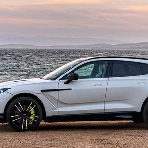 Der Aston Martin DBX bekommt mit dem Facelift nur innen eine neue Optik. Cockpit und Bedienung werden den anderen Modellen angepasst.(Bild:  IG-@_fraser73)