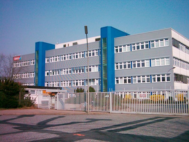 Platz 22: Beiersdorf mit einem Gehaltsgefälle von 34 (Das Bild zeigt die Werkeinfahrt Hamburg-Hausbruch) (Von GeorgHH - Selbst fotografiert, Gemeinfrei, https://commons.wikimedia.org/w/index.php?curid=2057843)