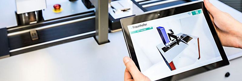 "InsideOut" verknüpft Maschinensteuerungsdaten mit dem CAD-Modell der Maschine. Der Nutzer erhält ein Live-Bild, mit dem er interagieren kann.(Bild:  Fraunhofer IPA/Rainer Bez)