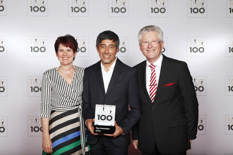 Ranga Yogeshwar überreicht den Top-100-Award an Dr. Hans Hermann Schreier (rechts), Aufsichtsratsvorsitzender der Nanofocus AG. (Bild: KD Busch/Compamedia)