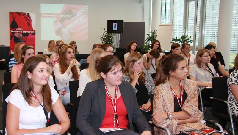 Gespannte Gesichter der Hilti Women’s Day Teilnehmerinnen (Bild: Hilti Deutschland AG)