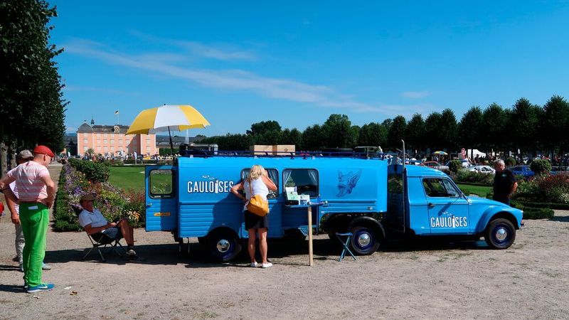 Eine sogenannte Gauloises-Ente, eingesetzt zur Werbung für die französische Zigarettenmarke. Dieser „Truck“ genannte Sattelzug wird von einer Acadiane gezogen, sein Auflieger besteht aus zwei Acadiane-Heckteilen. In Schwetzingen erreichte der Truck den 3. Platz der Wertung Classic-Gala Collectors Choise. (Diehl)