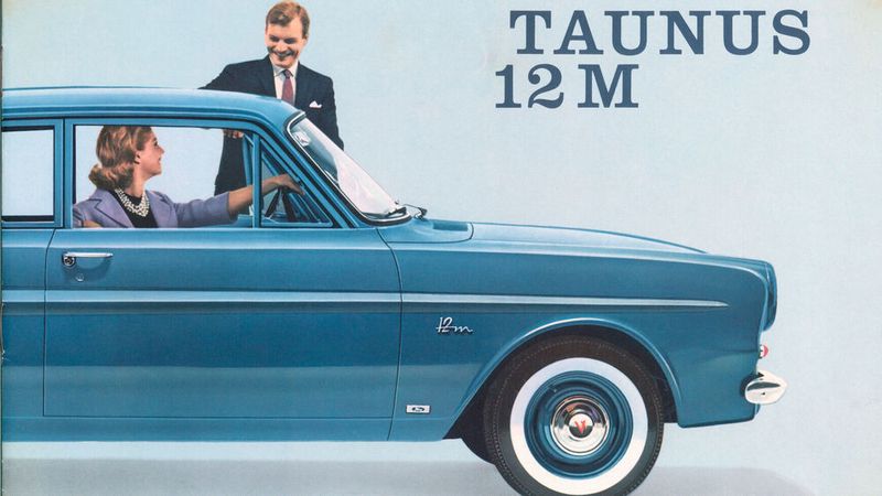 In den USA gescheitert, in Europa ein Erfolg: Der Taunus 12M P4 (= Projekt 4, d. h. die vierte neue Pkw-Konstruktion der Ford-Werke Köln seit Ende des Zweiten Weltkriegs) war ein Automodell mit Vierzylinder-Viertakt-V-Motor, der von August 1962 bis Juli 1966 hergestellt wurde. Als erster Ford hatte der P4 Frontantrieb. Er ging aus dem US-Typ Cardinal hervor und wurde 672.695 Mal hergestellt. (Bild: Ford)