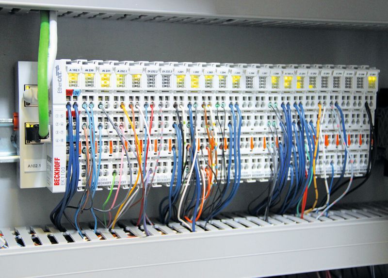 Bild 4: Der Ethercat-Koppler EK1100 bindet die zahlreichen Ethercat-Klemmen, zum Beispiel 2-Kanal-Eingangsklemmen EL3202 für Widerstandssensoren sowie Inkremental-Encoder-Interfaces EL5101, in das Steuerungssystem ein. (Beckhoff)