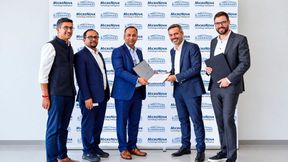 Die Zukunft von NovaBinaries ist in trockenen Tüchern. Das Bild zeigt die folgenden Herren bei der Vertragsunterzeichnung (v.l.n.r.): Akshay Deshraj – Group CFO bei BlueBinaries, Pavan Kodipaka – AVP bei BlueBinaries, Kishore LM – President & COO von BlueBinaries, Orazio Ragonesi – CEO von MicroNova AG, Karl Maximilian – Alleiniger Eigentümer und Vorstandsmitglied der MicroNova AG. (Bild: Bluebinaries)