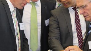 Bundesminister Philipp Rösler überzeugte sich von den neuesten energieeffizienten Entwicklungen und innovativen Produktionsverfahren bei EBM-Papst. (Bild: EBM-Papst)