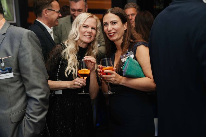 Simone Böttcher (ESET) und Sabine Mende (Acronis) bleiben noch gerne auf einen Drink. (Bild: Manuel Emme Fotografie)