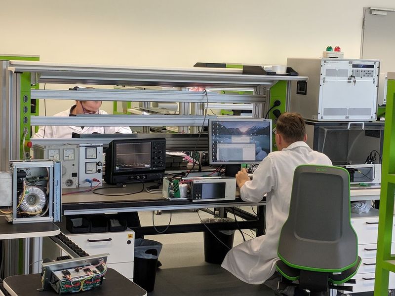 Die aktuelle Serie elneos five vereint fünf verschiedene Messgeräte. Dazu gehören unter anderem Regelnetzgeräte, Digitalmultimeter oder Funktionsgenerator. (Bild: Hendrik Härter)