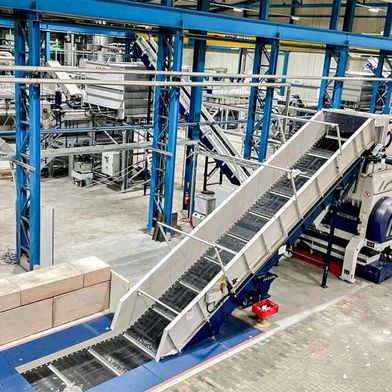 Aus gebrauchten Gewerbe- und Industriefolien entsteht bei Rymoplast Deutschland nun auf sparsamere Weise LDPE-Regranulat, das in seiner Qualität Neuware in nichts nachsteht. Rund 30.000 Tonnen Folienmaterial pro Jahr wird dort so aufbereitet. (Bild: Rymoplast)