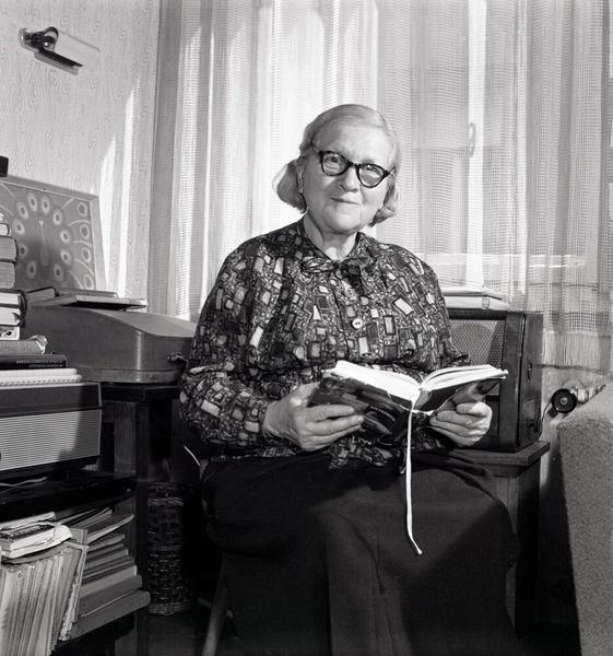 Rózsa Péter begründete die moderne Theorie der rekursiven Funktionen und legte mit ihren bahnbrechenden Arbeiten ab 1932, insbesondere ihrer Präsentation „Rekursive Funktionen“ beim Internationalen Mathematikerkongress in Zürich. Ihr 1976 erschienenes Buch „Rekursive Funktionen in der Komputer-Theorie“ übertrug ihre mathematischen Erkenntnisse direkt auf die Computertheorie und machte sie zu einer Pionierin beim Übergang von der theoretischen Mathematik zur praktischen Informatik (Bild: Hungarian Academy of Sciences, Library and Information Division, https://creativecommons.org/publicdomain/zero/1.0/deed.en)