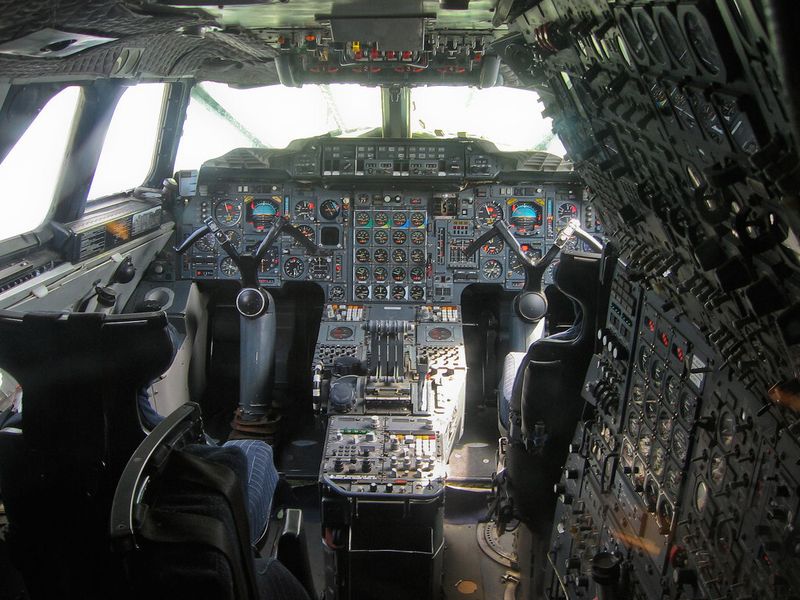 Cockpit der Concorde (Quelle: Wikimedia Commons)