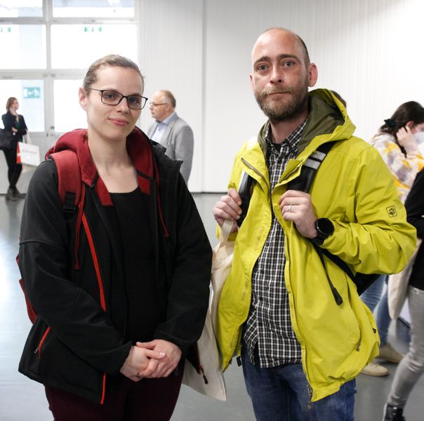 Besucherstimmen der LAB-SUPPLY Wien 2022Cornele Steiner und Stefan Scheuhammer, CB Chemie: Scheuhammer: „Wie ich es hier finde? Reizüberflutung. Wir sind erst eine Ausstellerreihe durch, und haben schon jetzt viele interessante Eindrücke bekommen.“  Steiner: „Wir statten gerade ein kleines Labor neu aus und suchen hier nach Beratung, um die passenden Geräte dafür zu finden. Am besten wäre für uns ein Ansprechpartner, der für alles zuständig ist.“      Weitere Infos zu den kommenden LAB-SUPPLY-Messen finden Sie auf www.lab-supply.info.  (LABORPRAXIS, C. Lüttmann)