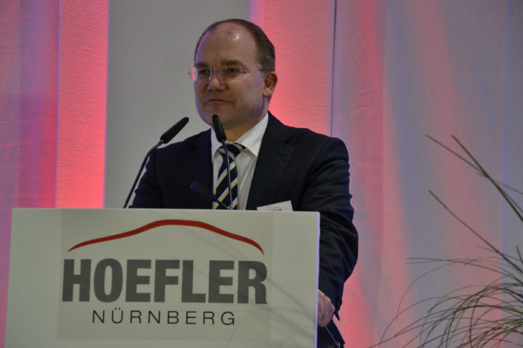 Der Nürnberger Oberbürgermeisterkandidat Dr. Sebastian Brehm sprach ebenfalls ein Grußwort: „Sie bringen die Fürther Straße mit ihrem Autohaus nach vorne!“ (Foto: Mauritz)