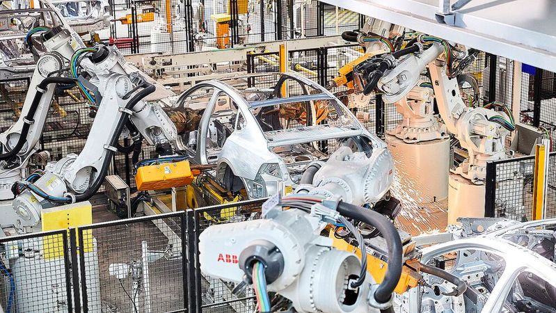 Im Schnitt kommen auf 10.000 Mitarbeiter 113 Industrieroboter. Ranglistenkönig ist Singapur: Das kleine Land führt mit 918 Robotern.(Bild:  Hans Nordlander / ABB)