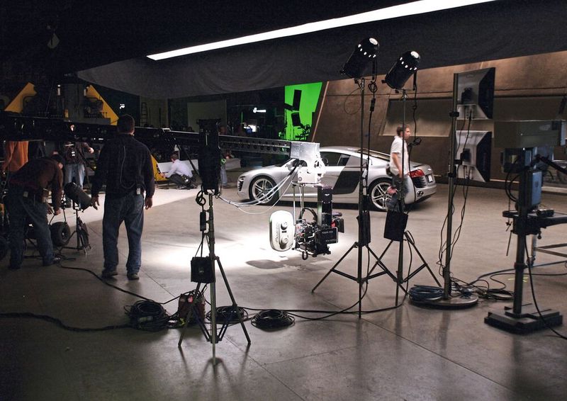 Ein Superheld, der wie Iron Man in seinem stählernen Anzug fliegen kann, braucht eigentlich kein Auto – aber wenn, dann einen R8, zumindest wenn Audi bezahlt. (Bild: Audi)