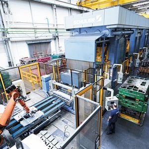 Pressenstraßen müssen nicht nur rund um die Uhr produzieren, sondern auch auf dem aktuellen technischen Stand gehalten werden.