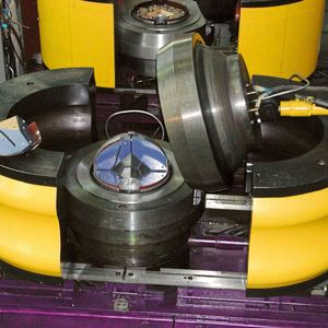 Die Multi-Anvil-Hochdruckapparatur des Forscherteams aus Russland kann hohe Drücke und Temperaturen erzeugen, um künstliche Diamanten herzustellen.(Bild:  Alexander Khokhryakov, SB Russ. Akad. d. Wissenschaften)