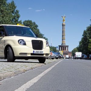 Das London-Taxi gibt es heute nur noch mit Elektroantrieb mit einem kleinen Zusatzmotor als Range Extender. Angesichts der vielen Diskussionen um die Emissionsbelastung in den Städten ist das ein erfolgversprechender Ansatz.(Bild:  LEVC)
