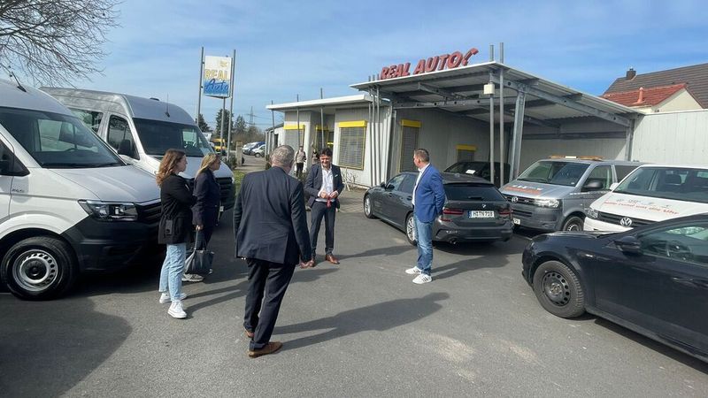 Die Jury schaute sich auch den Nutzfahrzeug-Standort an. (Bild: Grimm – VCG)