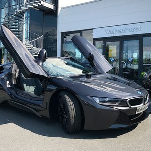 Zur Neueröffnung präsentierte die Gruppe den neuen BMW i8 Roadster mit seinen Flügeltüren.(Bild:  Walkenhorst-Gruppe)
