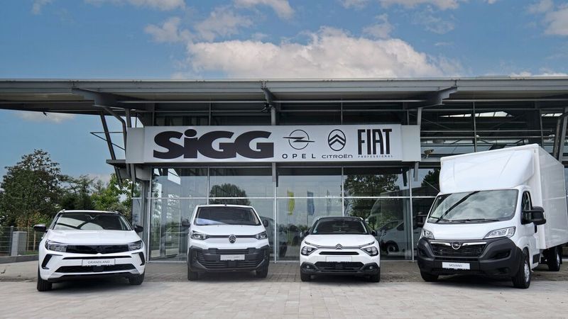 Angesichts hoher Lagerbestände und einem breiteren Markenportfolio optimiert die AVAG ihre Prozesse und Strukturen. Trotz Herausforderungen wie Zinsdruck und der Transformation bleibt die Unternehmensführung auch für das kommende Jahr positiv gestimmt. Im Bild: Das neue Gewerbekundenzentrum des Autohauses Sigg mit den Marken Opel, Citroen und Fiat Professional befindet sich seit Sommer 2024 in Mühlhausen bei Affing. (Bild: AVAG)