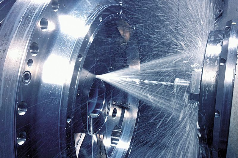 Das Tieflochbohren stellt besondere Anforderungen an die Werkzeuge. Der Kühlschmierstoff spielt bei der Späneabfuhr eine entscheidende Rolle. (Hoffmann Group)