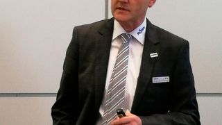 Dr.-Ing. Joachim Hümmler, technischer Geschäftsführer der Röhm Unternehmensgruppe, gab den Verkauf an Dr. Helmut Rothenberger bekannt. (Gillhuber)