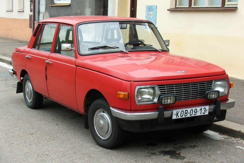 ...als auch für das in Eisenach beheimatete Fabrikat Wartburg vorbei. Beide sind heute nur noch als Oldtimer auf den Straßen zu sehen. (Bild: Wartburg Kolin 4716 / Krokodyl / CC BY 3.0)