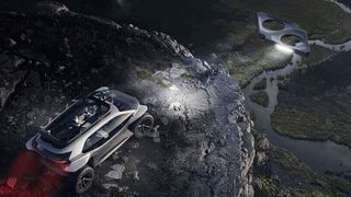 Statt eines konventionellen Abblend- und Fernlichts verfügt der Audi AI:TRAIL über insgesamt fünf rotorlose, dreieckige und elektrisch betriebene Drohnen mit integrierten Matrix-LED-Elementen. Diese sind imstande auf einem Dachträger oder direkt auf dem Fahrzeugdach zu landen und dort auch auf induktiven Ladeelementen anzudocken. (Audi)