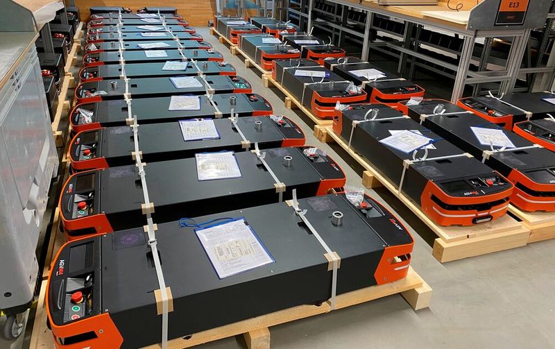 Größter Auftrag aus dem Ausland! Safelog hat in Rekordzeit 86 mobile Transportroboter vom Typ AGV M4 für einen US-Autokonzern gebaut und ausgeliefert. Hier warten einige davon noch auf den Abtransport. Doch es gibt noch mehr zu berichten ...
