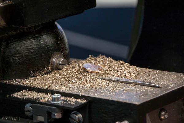 Die Azubis stellen kleine „Münzen” aus Messing her... (K.Juschkat/konstruktionspraxis)