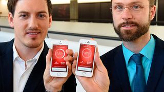 Tim Schäck (links) und Michael Muma forschen an Algorithmen zur Erkennung von Vorhofflimmern mittels Smartphones. (Claus Völker)